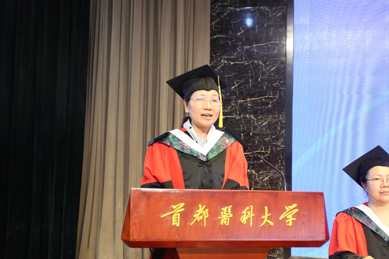典礼在雄壮的国歌声中拉开帷幕